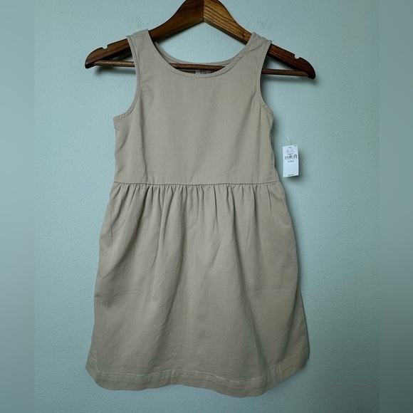 NWT Gap Kids Organic Cotton Blend Kids Uniform Dress in Wicker/Khaki Size Small - Picture 1 of 9
